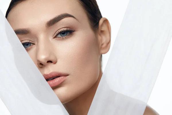 Inside Plastic Surgery Clinics: How Experts Evaluate Skin Elasticity